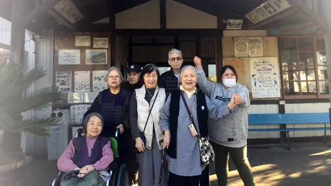 外出先で笑顔を見せながら並ぶ吉兆の人たち